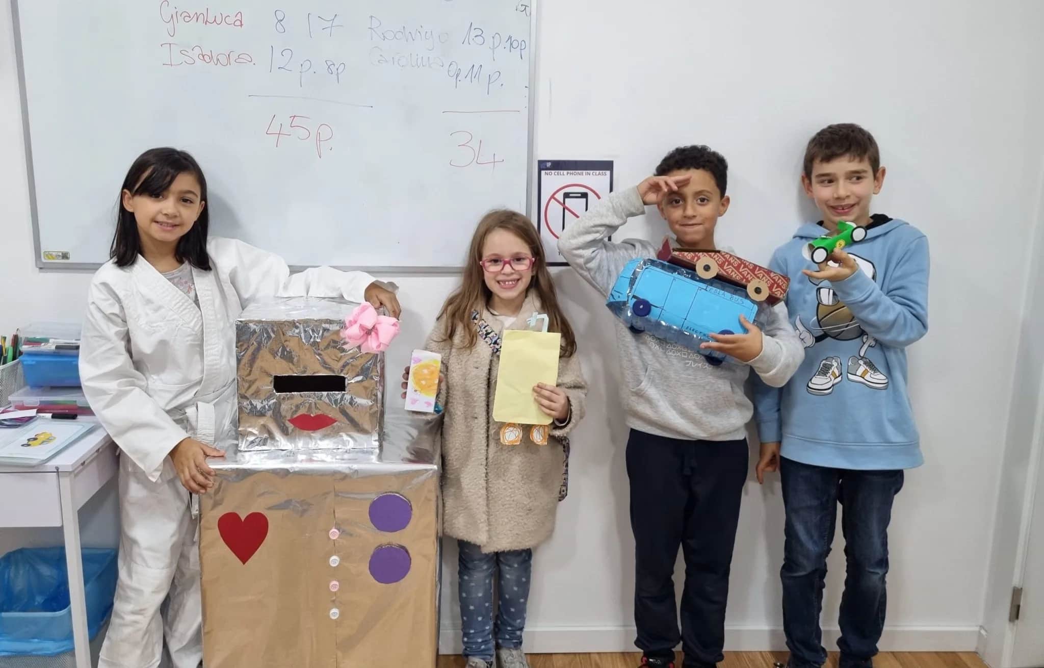Crianças numa aula de inglês na Step Up em Montijo