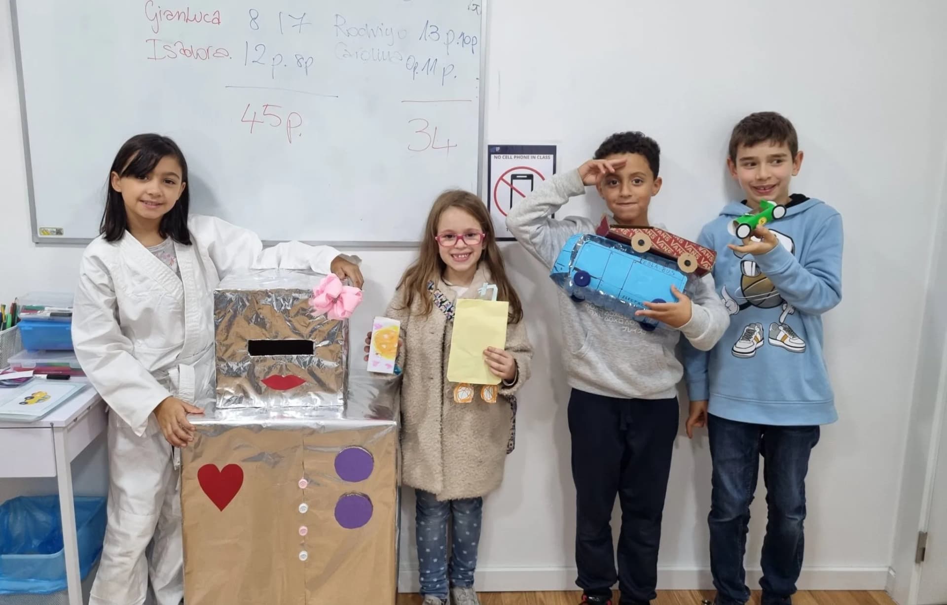 Crianças em aula de inglês na Step Up em Montijo