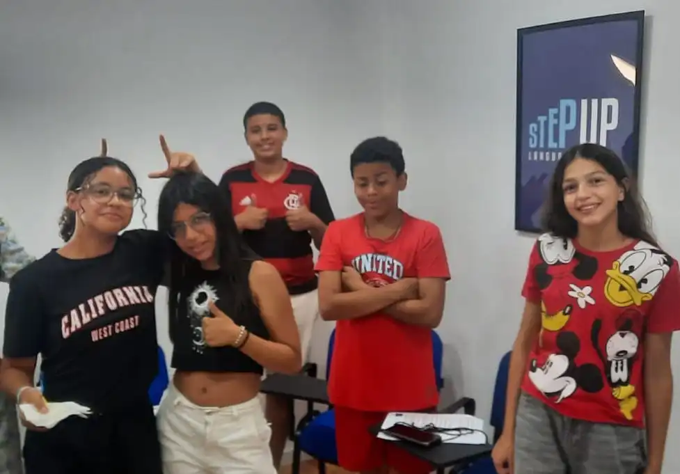 Jovens a estudar inglês na Step Up em Montijo
